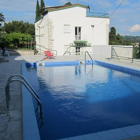 Apartma 4 *